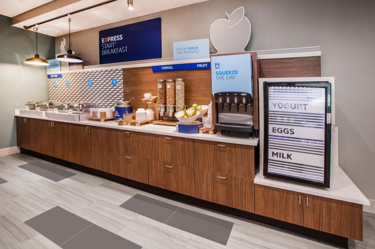 Holiday Inn Express Houston-Alvin By Ihg Exterior photo