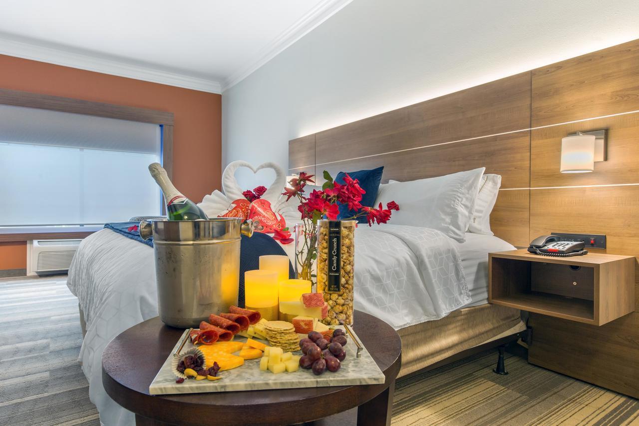 Holiday Inn Express Houston-Alvin By Ihg Exterior photo